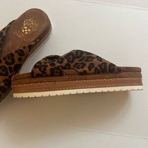 Vince Camuto 7.5M slide